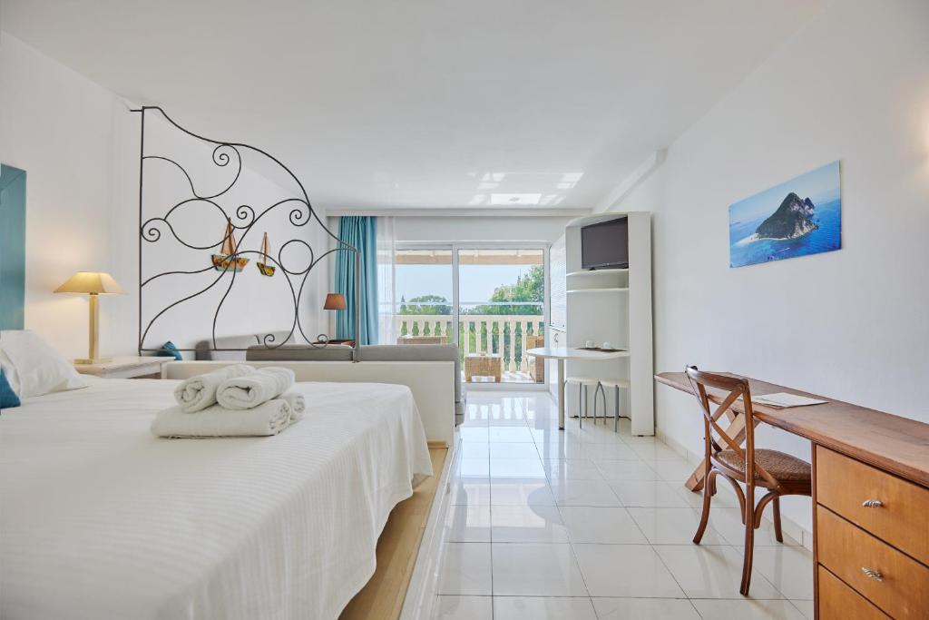 Postel nebo postele na pokoji v ubytování Gerakas Belvedere hotel