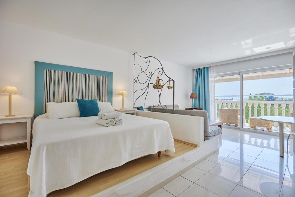 Postel nebo postele na pokoji v ubytování Gerakas Belvedere hotel