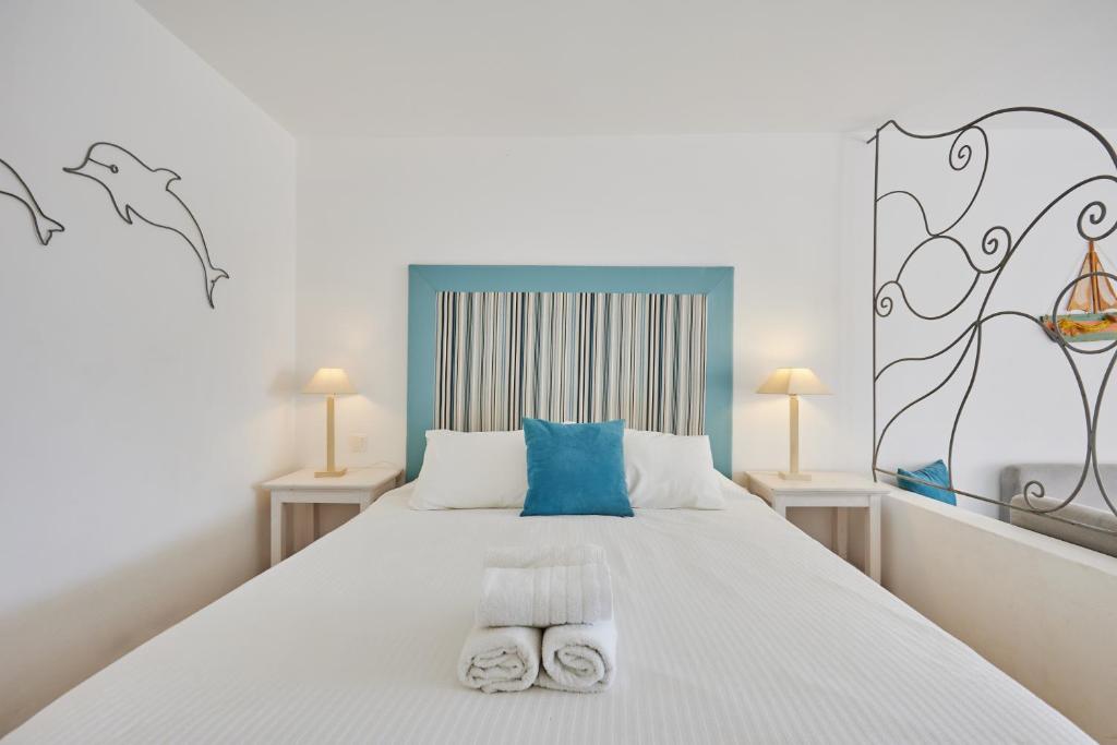 Postel nebo postele na pokoji v ubytování Gerakas Belvedere hotel