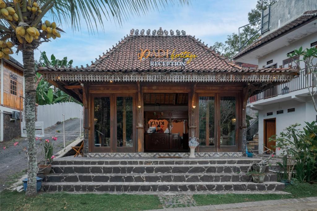 ein Restaurant mit einer Treppe vor einem Gebäude in der Unterkunft Padi Heritage Hotel in Karangjepun