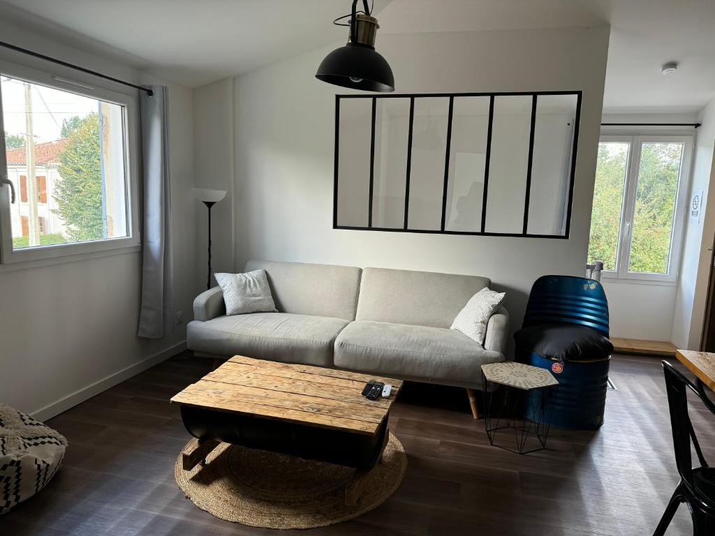 un salon avec un canapé et une table basse dans l'établissement Chez Marylène, à Le Vanneau