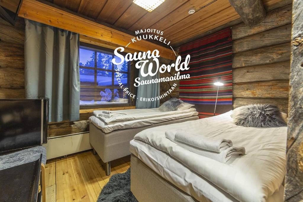 Кровать или кровати в номере Kuukkeli Log Houses Porakka Inn