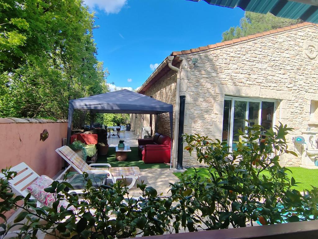 En have udenfor Villa privée, piscine chauffée, jacuzzi et sauna