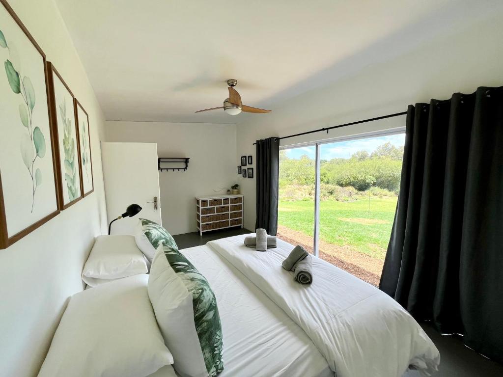 Postel nebo postele na pokoji v ubytování Ndlovu Addo River Lodge