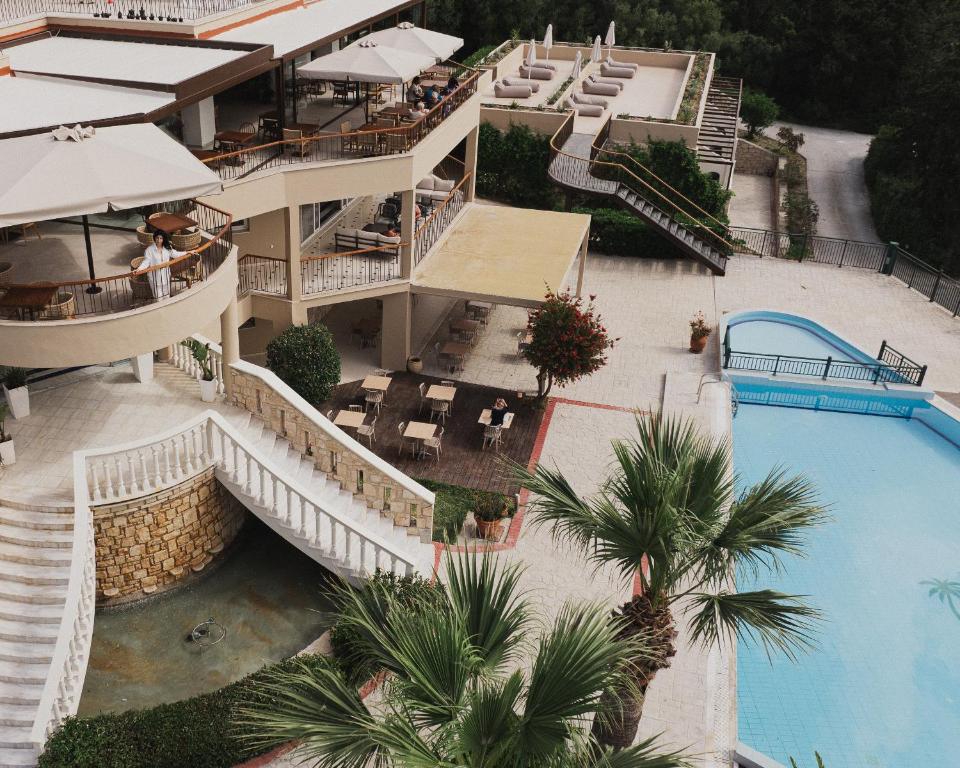 Bazén v ubytování Gerakas Belvedere hotel nebo v jeho okolí