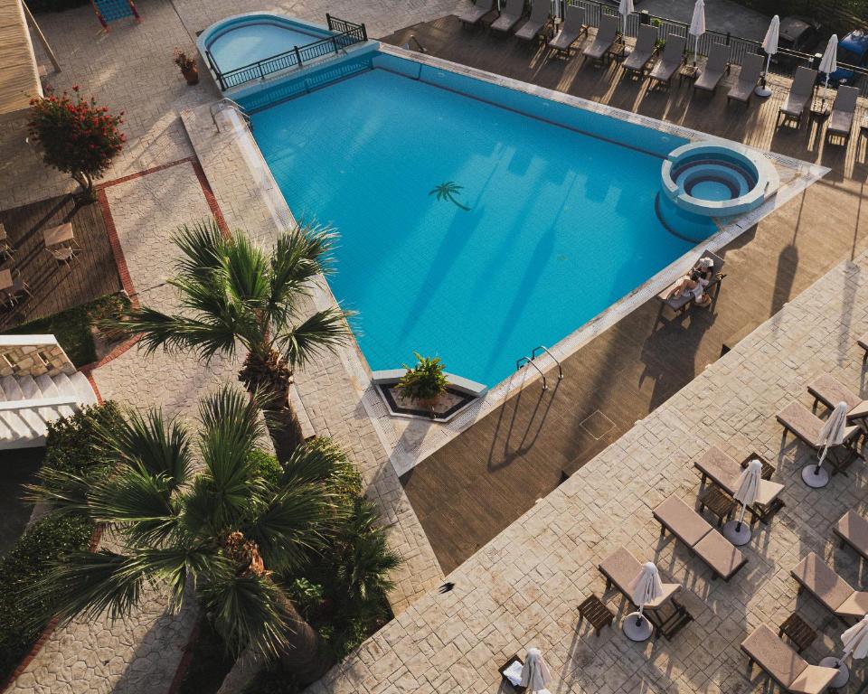 Bazén v ubytování Gerakas Belvedere hotel nebo v jeho okolí