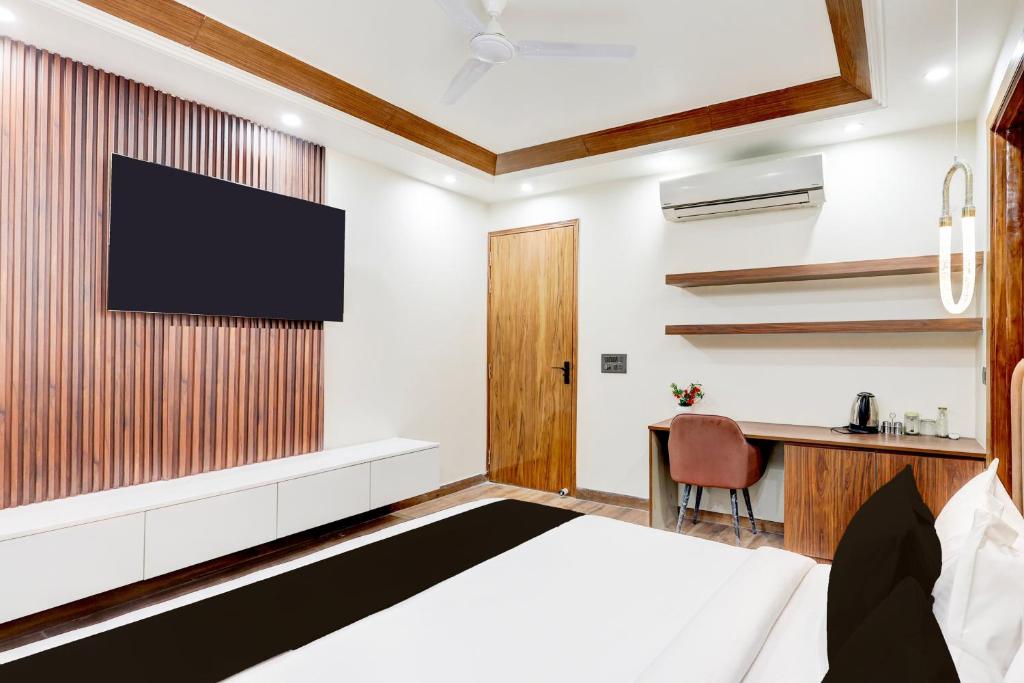 TV a/nebo společenská místnost v ubytování Super Hotel O Sector 43 Gurgaon