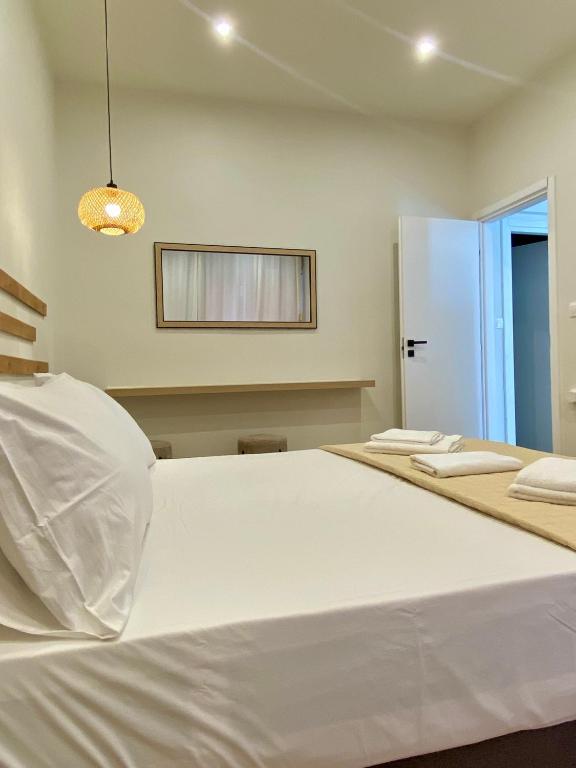 Postel nebo postele na pokoji v ubytování Eria's Junior Suite