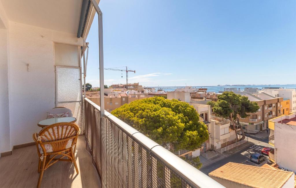 einen Balkon mit einem Stuhl und Stadtblick in der Unterkunft Pet Friendly Apartment in San Pedro del Pinatar