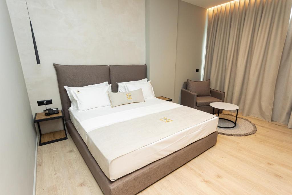 Postel nebo postele na pokoji v ubytování South Inn Hotel