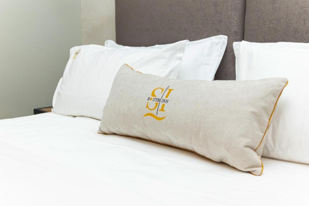 Postel nebo postele na pokoji v ubytování South Inn Hotel