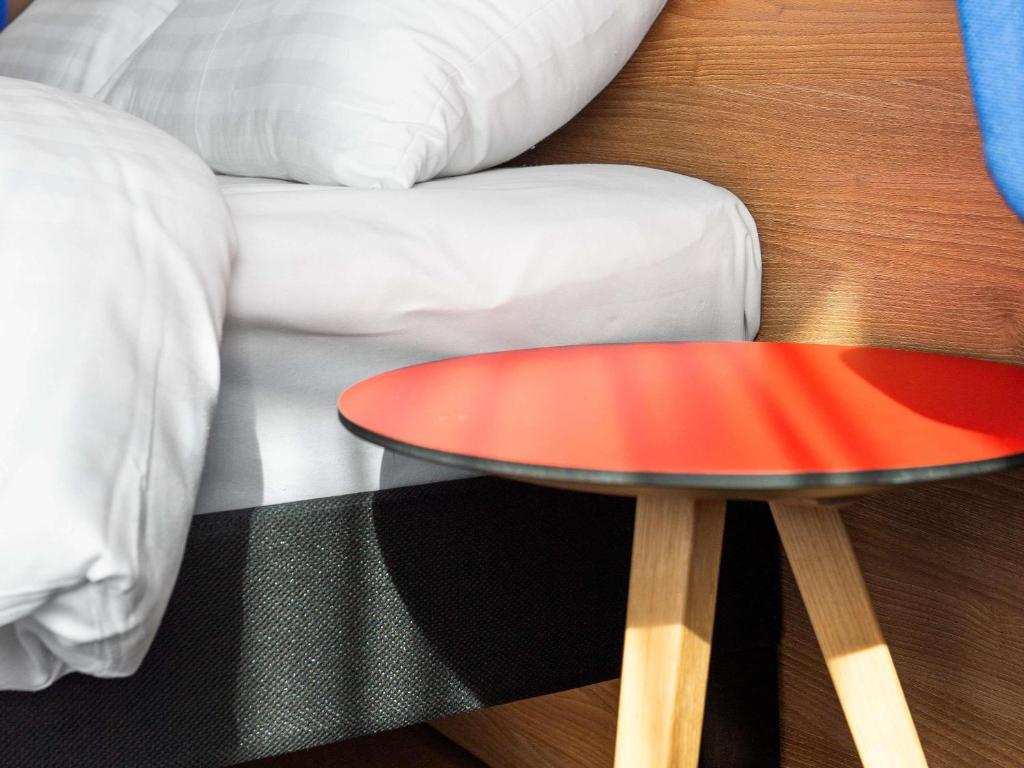 Postel nebo postele na pokoji v ubytování ibis Styles Relax Roznov pod Radhostem