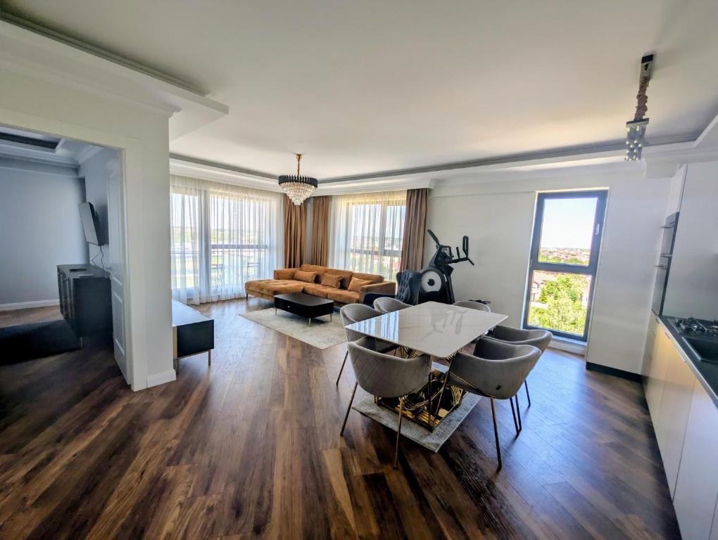 Χώρος καθιστικού στο Luxury Hideaway, Parking & Self Check-In in Pipera - North Bucharest