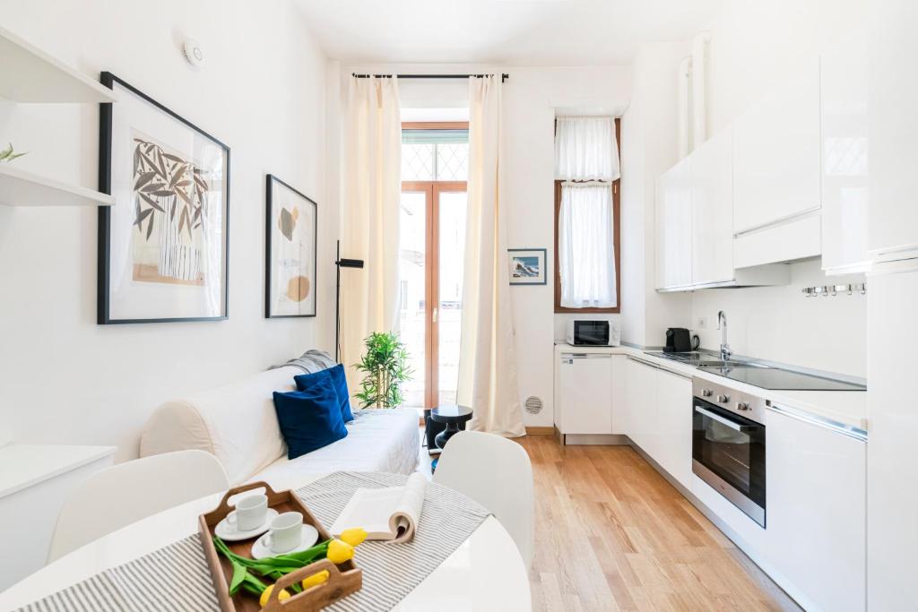 Kuchnia lub aneks kuchenny w obiekcie Magic flat in Duomo by Easylife