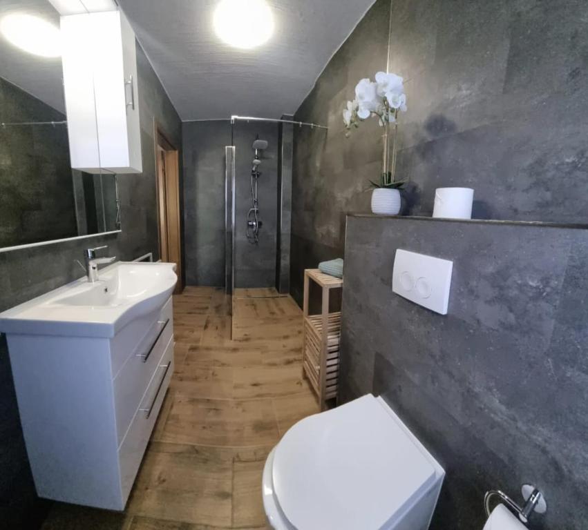 Hotel und Pension Al Dente - Family Room With Shower