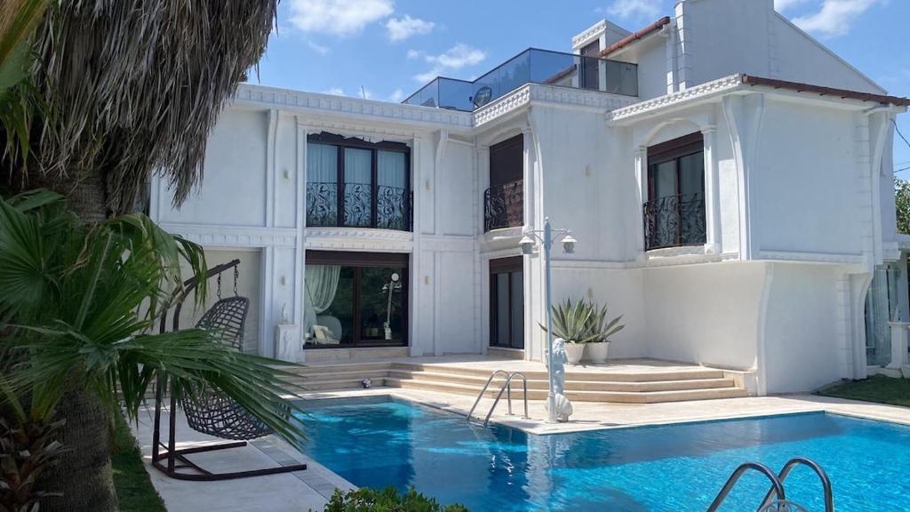 A closer look at Luxury Private Pool Rentals In Bamako