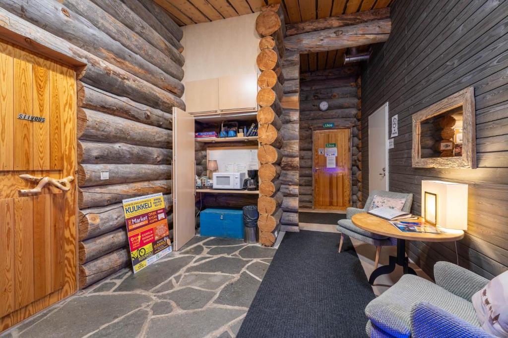 Кухня или мини-кухня в Kuukkeli Log Houses Teerenpesä
