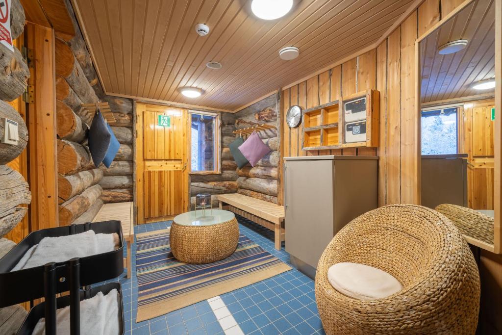 Гостиная зона в Kuukkeli Log Houses Teerenpesä