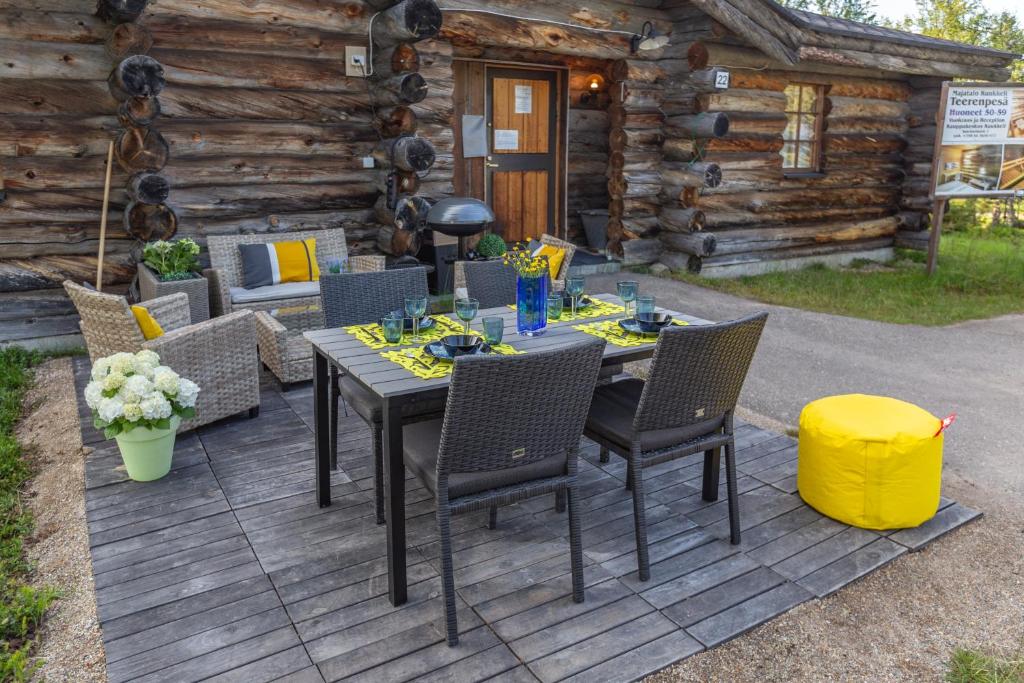 Сад в Kuukkeli Log Houses Teerenpesä