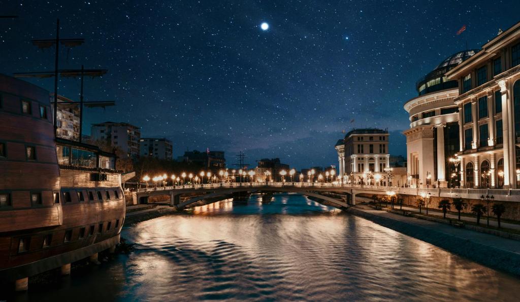 Výhled na řeku, která protéká v blízkosti hotelu