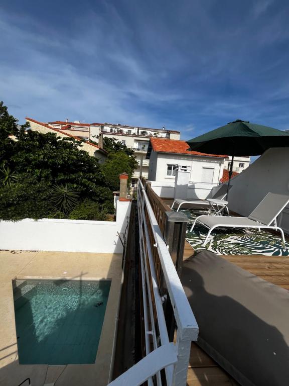 - un balcon avec une piscine et un parasol dans l'établissement Villa avec Piscine privée climatisation et wifi équipée pour 6 personnes - 6VHIP3, à Canet