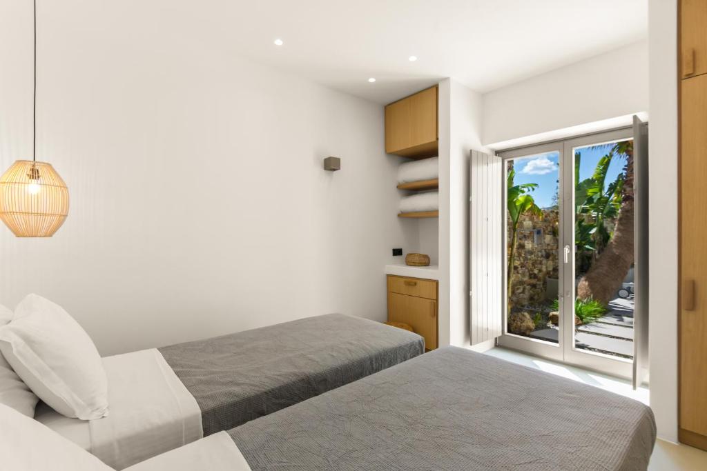 Clementina Paros - 18