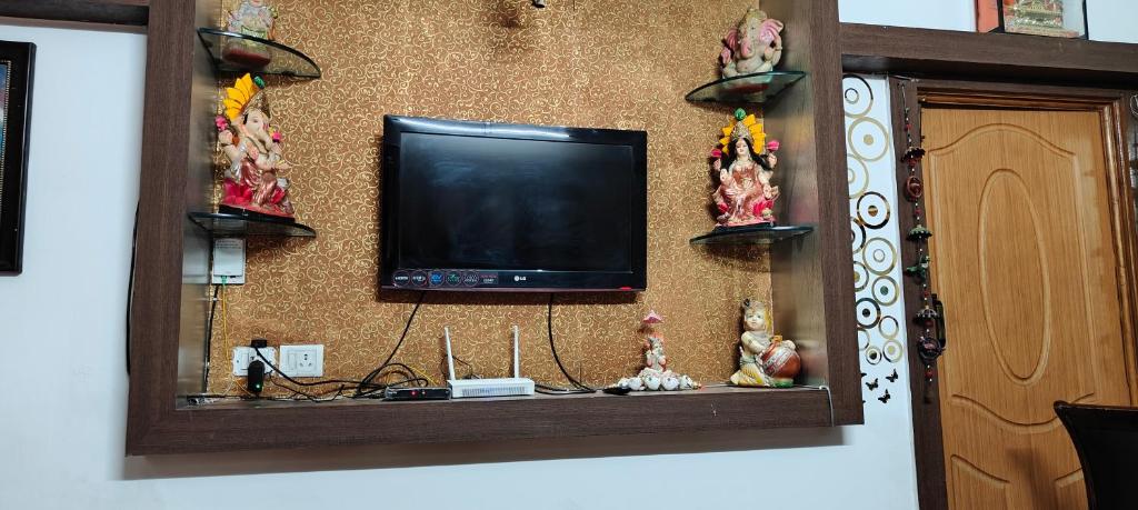 TV a/nebo společenská místnost v ubytování Luxury AC Apartment Studio in Center of Jabalpur