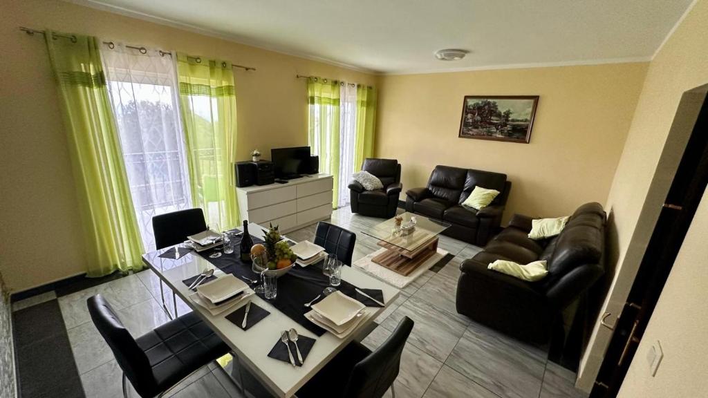 Televízia a/alebo spoločenská miestnosť v ubytovaní Apartmani More Krk