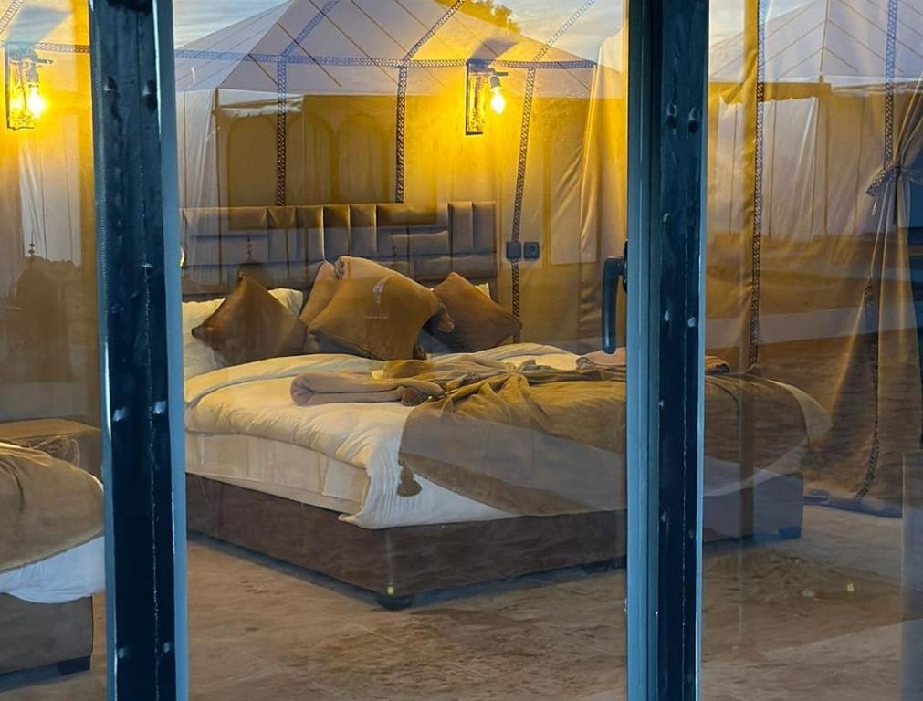Postel nebo postele na pokoji v ubytování Desert Nights Camp