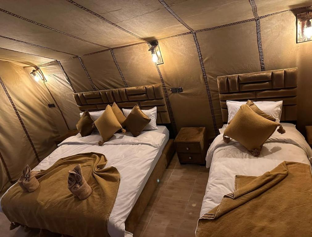 Postel nebo postele na pokoji v ubytování Desert Nights Camp