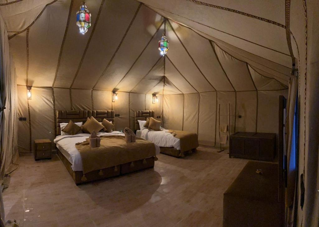 Postel nebo postele na pokoji v ubytování Desert Nights Camp