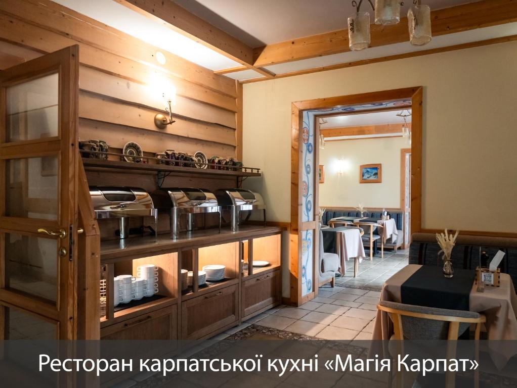 Kuchyň nebo kuchyňský kout v ubytování MK Resort (ex. Magiya Karpat)
