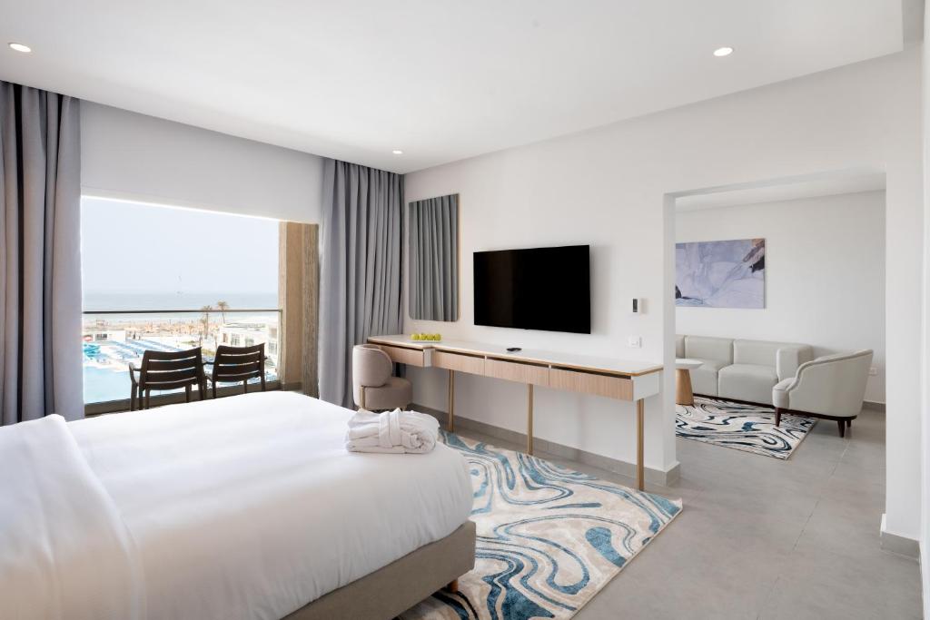 TV a/nebo společenská místnost v ubytování Pickalbatros Palais Des Roses - Agadir - All Inclusive