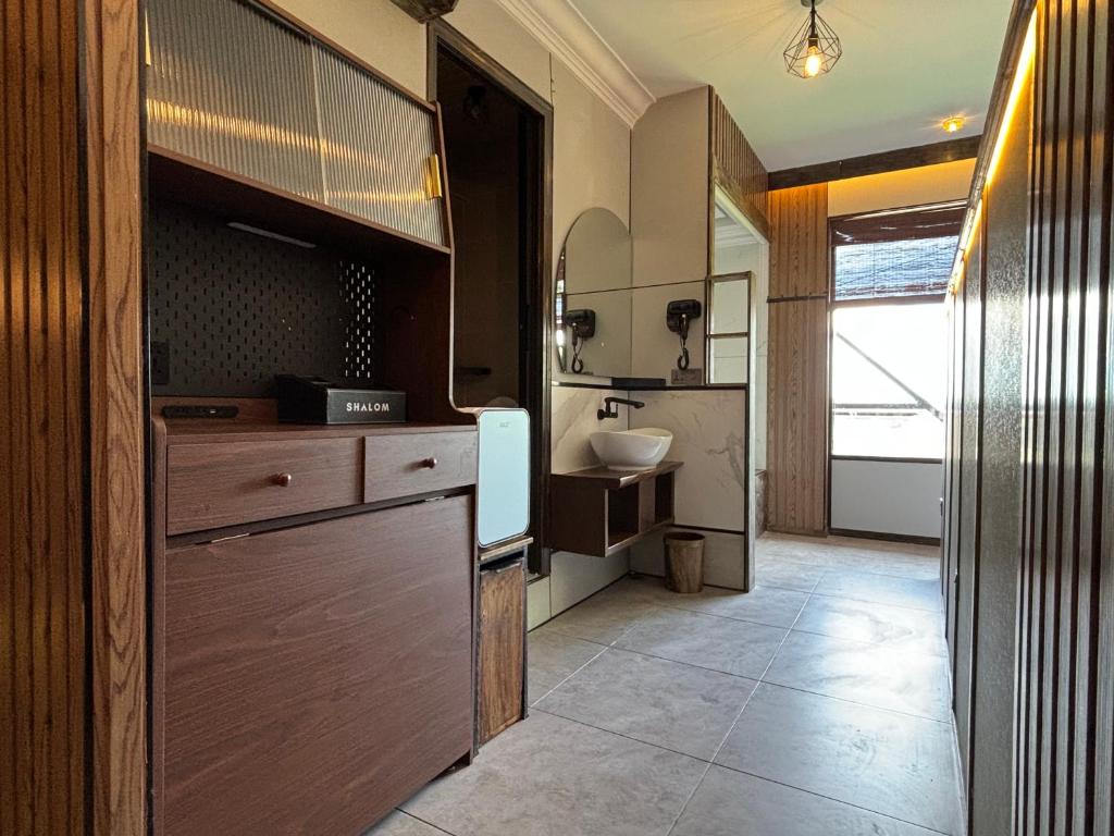 Kuchyň nebo kuchyňský kout v ubytování Shalom Suites