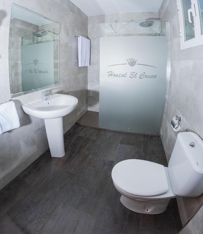 A bathroom at Hostal El Cruce