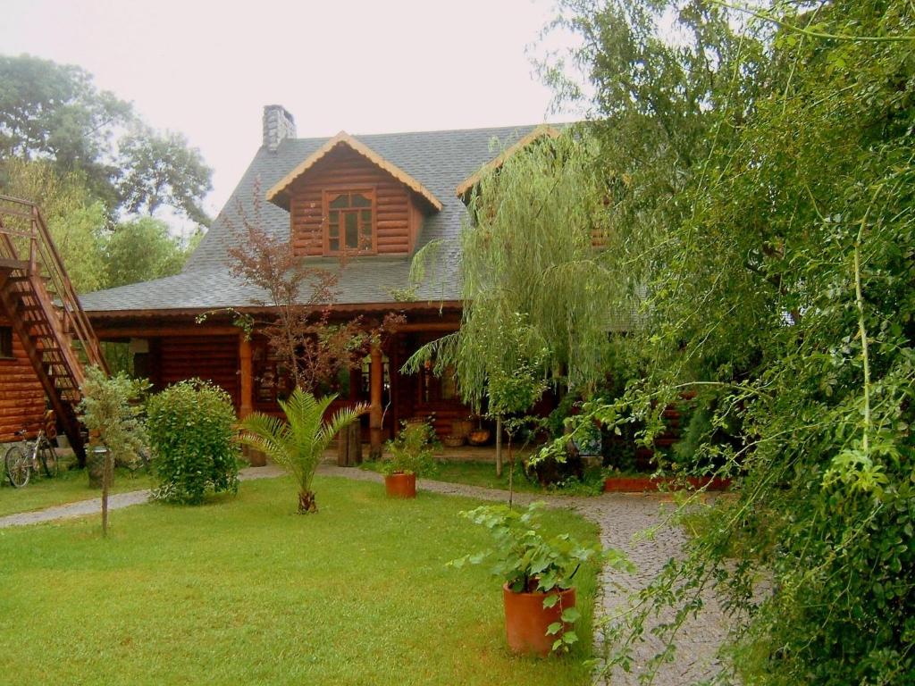 ein Haus mit einem Hof davor in der Unterkunft Tranquilla River Lodge in Agva