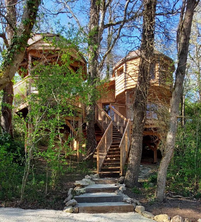 une maison accessible par des escaliers. dans l'établissement Les cottages de Sarrant, à Sarrant