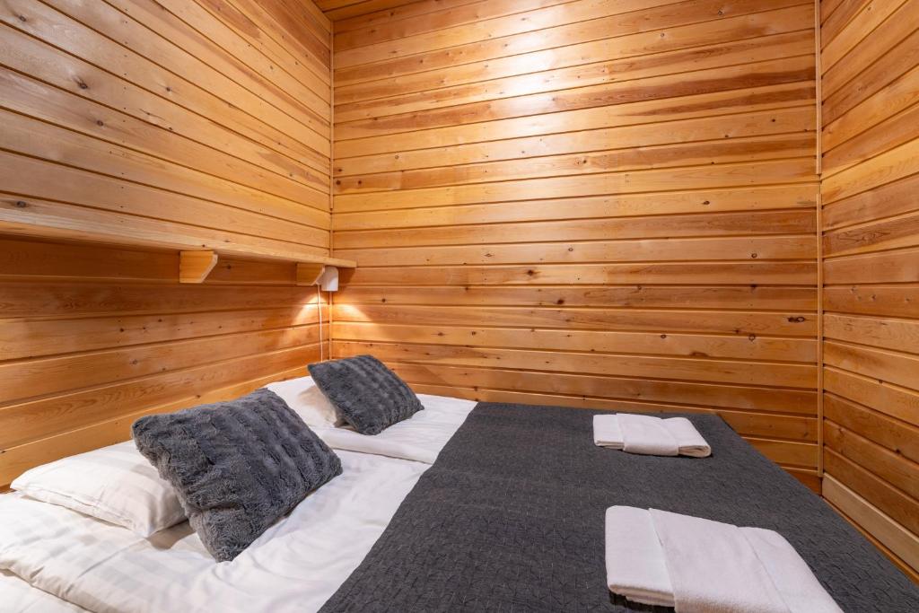 Кровать или кровати в номере Kuukkeli Apartments Tokka