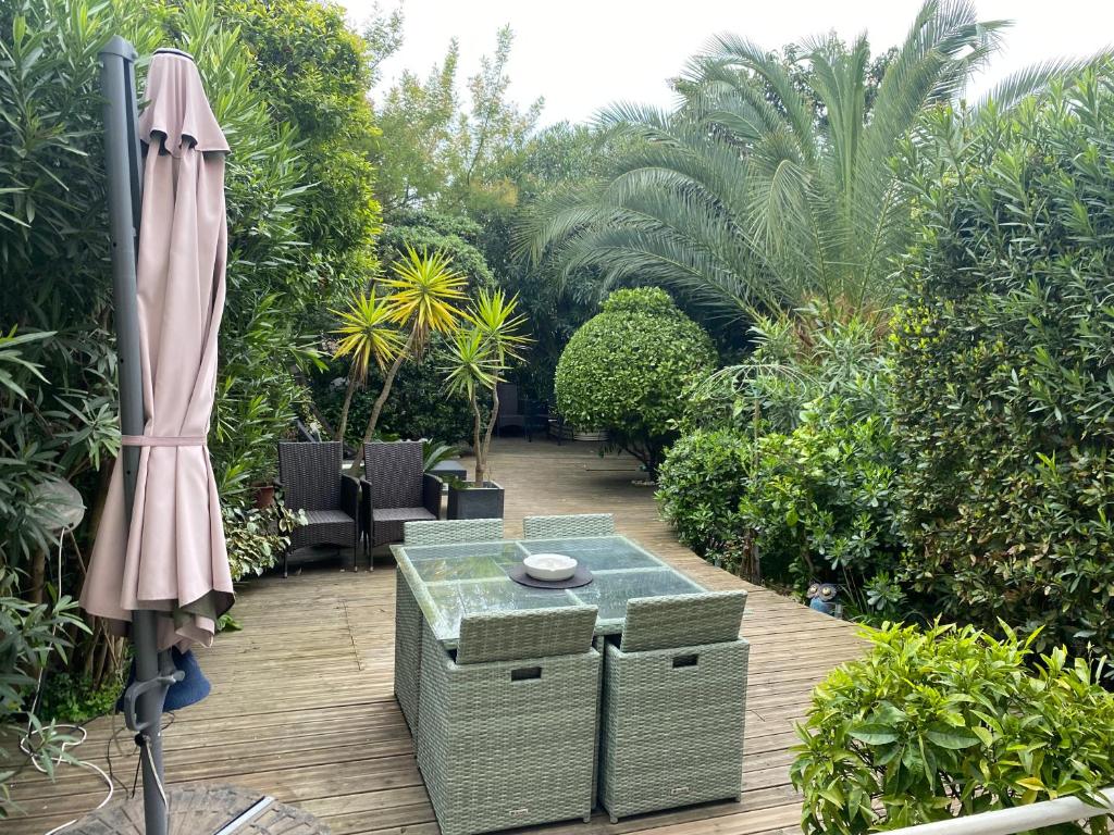 Stylish Cannes Apartment,only 60m to Sandy Beach, Privat 80m2 Garden, Central Location