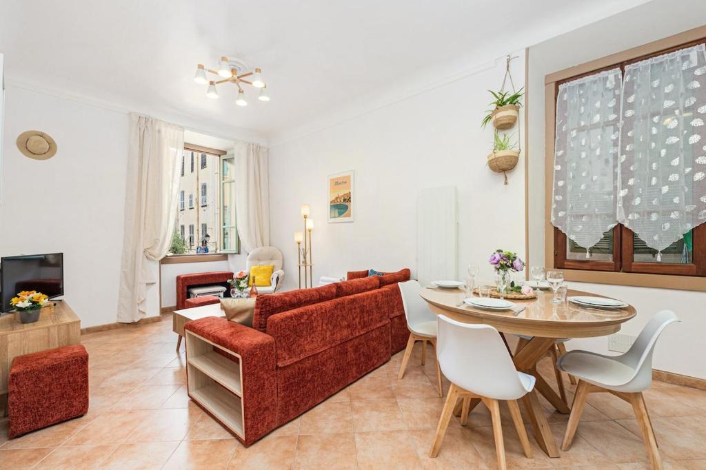 un salon avec un canapé rouge et une table dans l'établissement Le 3 Pièces de la Vieille Ville, à Menton