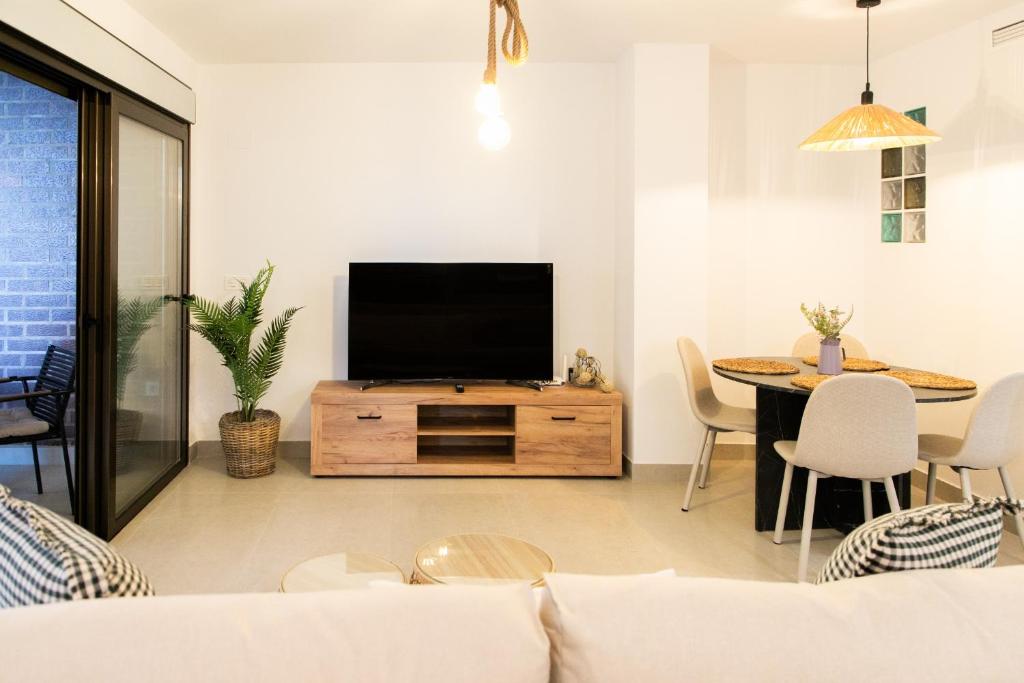 Μια τηλεόραση ή/και κέντρο ψυχαγωγίας στο Apartamento Primera línea de playa Torrevieja