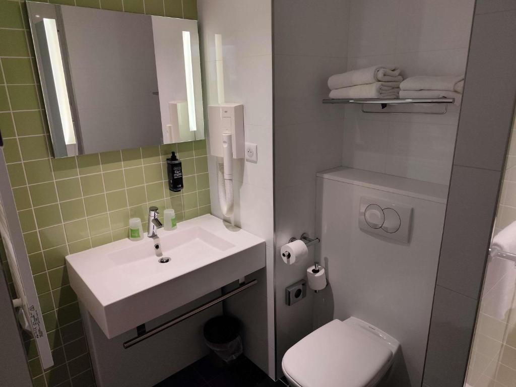 Ванная комната в ibis Styles Deauville Centre