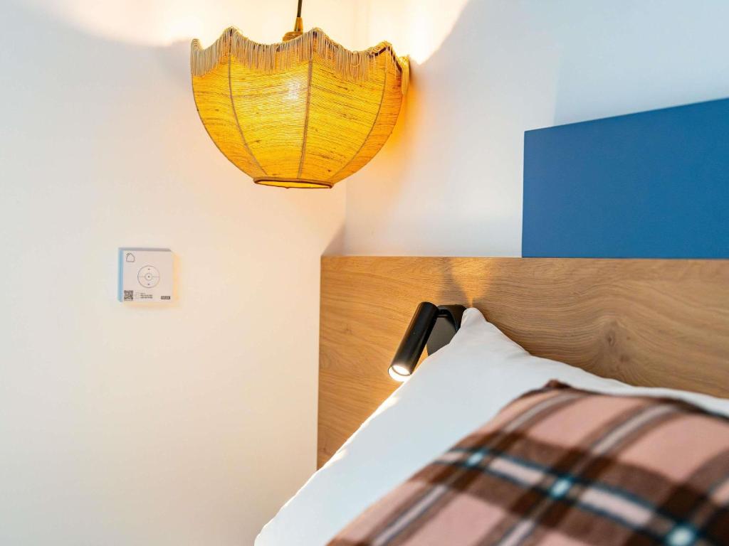 Postel nebo postele na pokoji v ubytování greet Hotel Massieux Lyon Nord