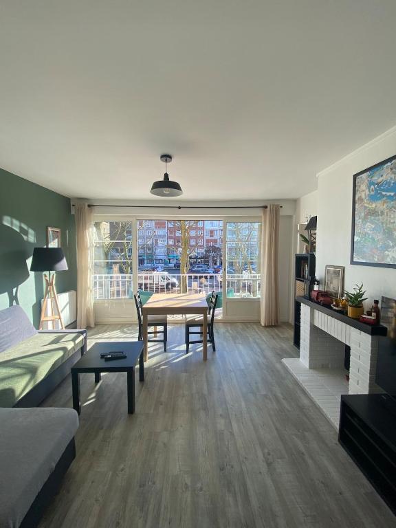 Photo de la galerie de l'établissement Appartement centre ville de Lisieux 14100, 1 er étage, à Lisieux