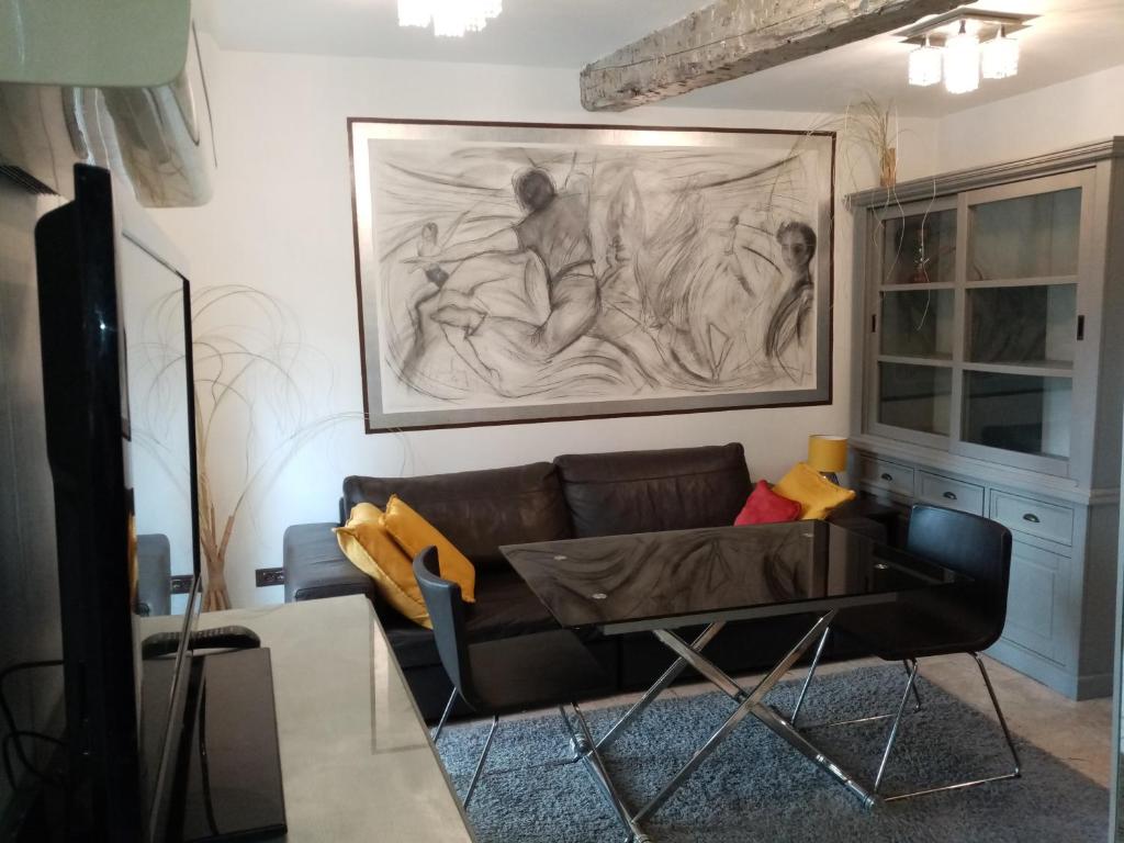 un salon avec un canapé et un tableau au mur dans l'établissement Fully Equipped 1-bdrm apartment Cours Mirabeau Aix en Provence, à Aix-en-Provence