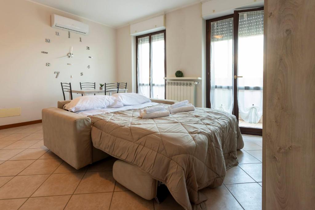 ein Schlafzimmer mit einem Bett mit zwei Handtüchern darauf in der Unterkunft Novara Smart Stay - Station, AC & 2Gb s Wi-Fi in Novara