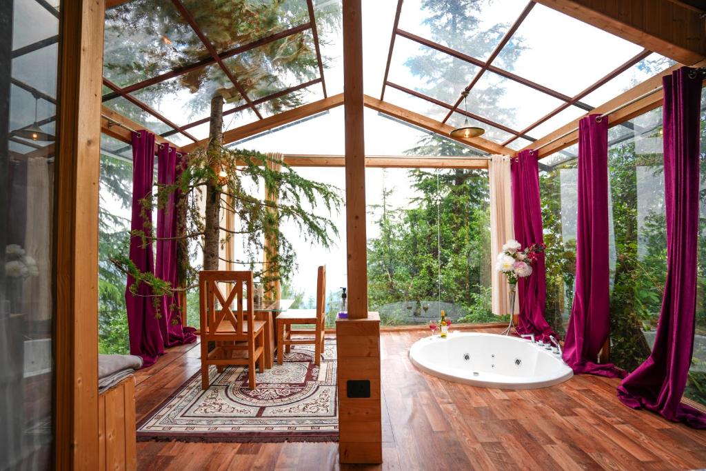 Κήπος έξω από το Thecozynest Jacuzzi treehouse