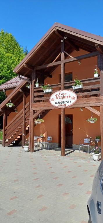 クルツィショアラにあるCasa Regineiの正面に看板がある建物