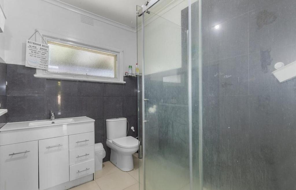 Koupelna v ubytování Spacious 3BR Home in Dandenong