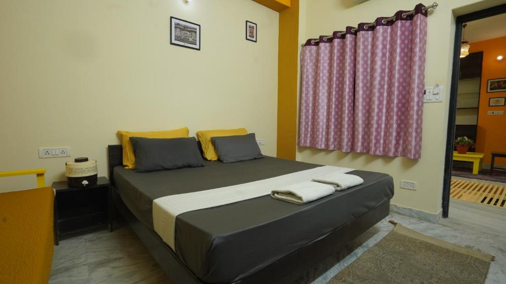 Voodi või voodid majutusasutuse hotel kishangarh jaisalmer toas